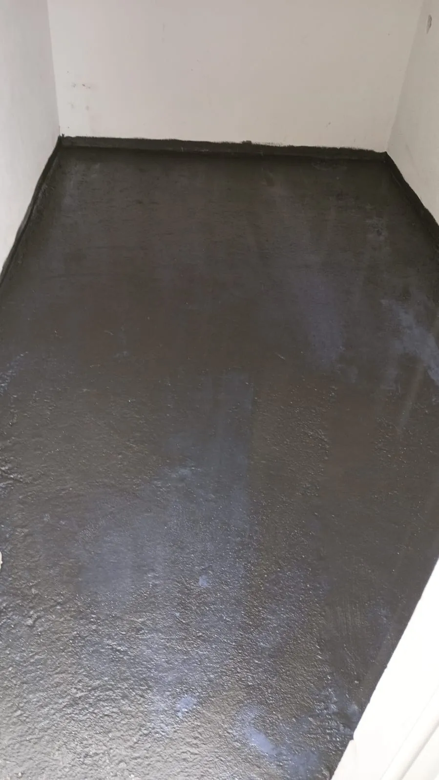 Hunidor Radon Block - Membrana líquida anti-radão - Radon Block é uma tinta impermeabilizante com componentes especiais que limitam a penetração do gás radão proveniente do solo no interior do edifício, com o objetivo de o manter em valores seguros na habitação.
